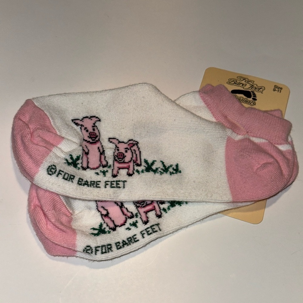 For Bare Feet- pigs, white/pink Socks 9-11 size